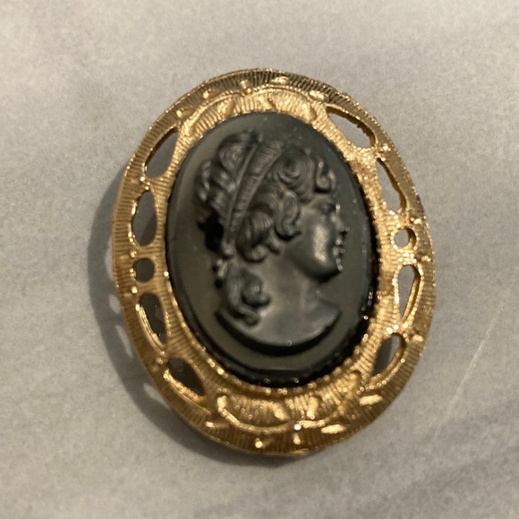 Vintage Black Cameo in Gold Pin Frame - Picture 6 of 6